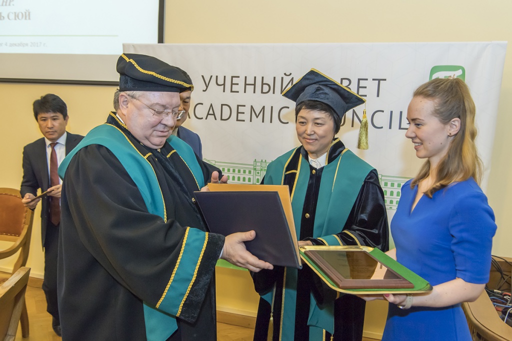 清华大学陈旭教授成为圣彼得堡彼得大帝理工大学荣誉博士