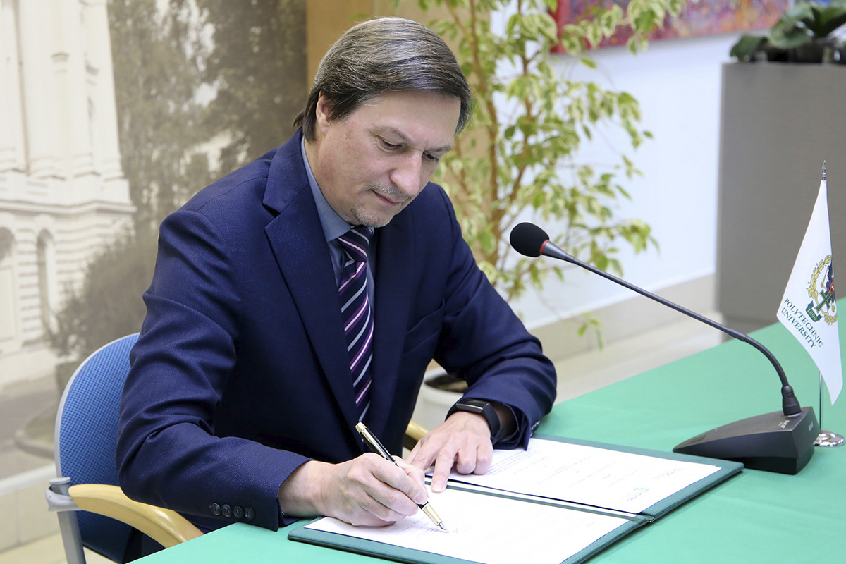 理工大学国际事务副校长德米特里·阿尔塞涅夫代表我校签署了合作协议