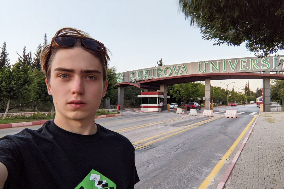 圣彼得堡彼得大帝理工大学学生伊万·库兹涅佐夫上学期去库库罗瓦大学学习