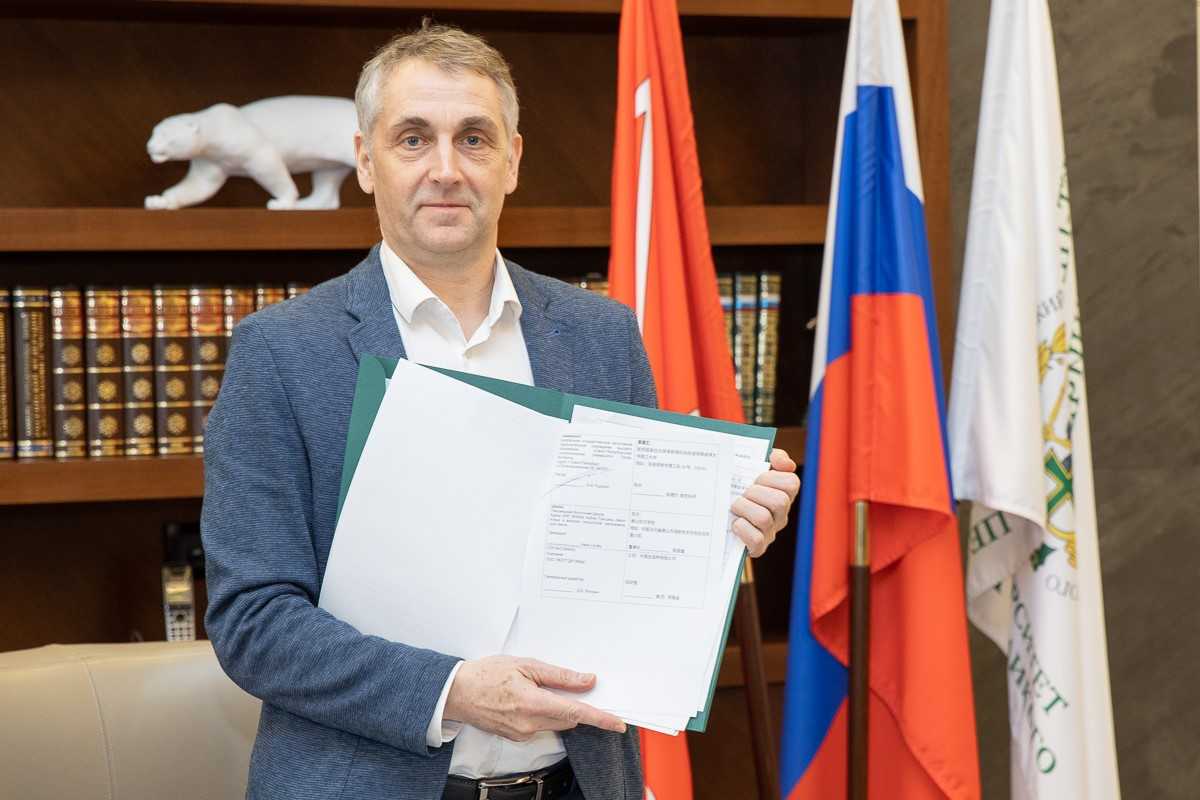 我校第一副校长维塔利·谢尔盖耶夫代表圣理工签署成立“圣理工-唐山” 官方预科中心的协议 