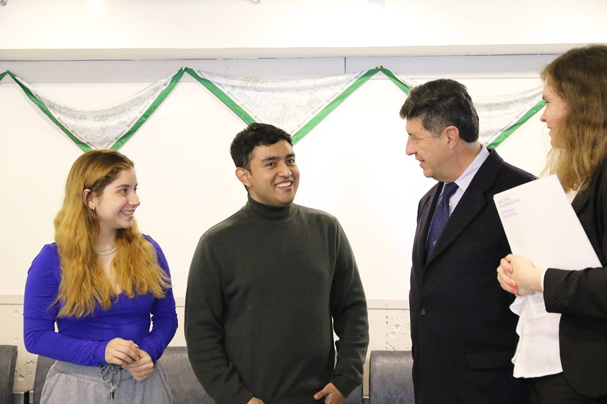 厄瓜多尔驻莫斯科大使胡安·奥尔金·弗洛雷斯在信息中心会见圣理工学生 