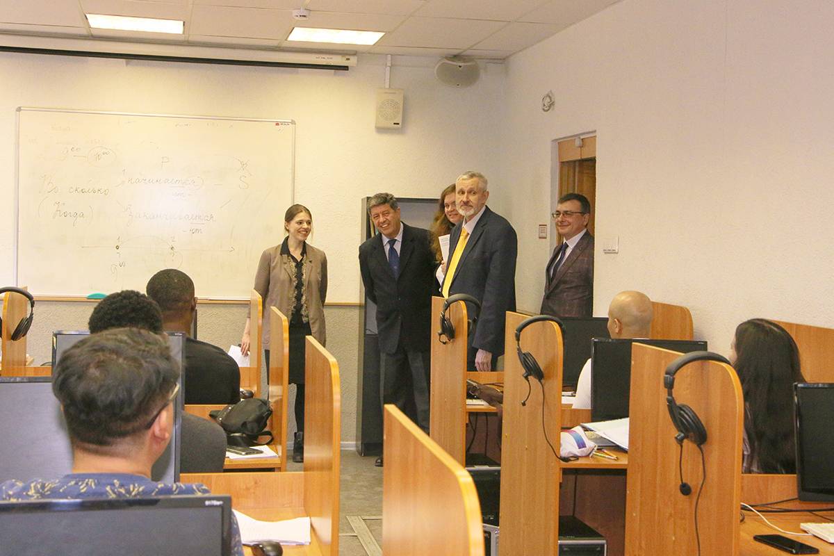 厄瓜多尔驻莫斯科大使胡安·奥尔金·弗洛雷斯和厄瓜多尔驻圣彼得堡名誉领事谢尔盖·沃龙科夫参观大学国际校区的基础设施