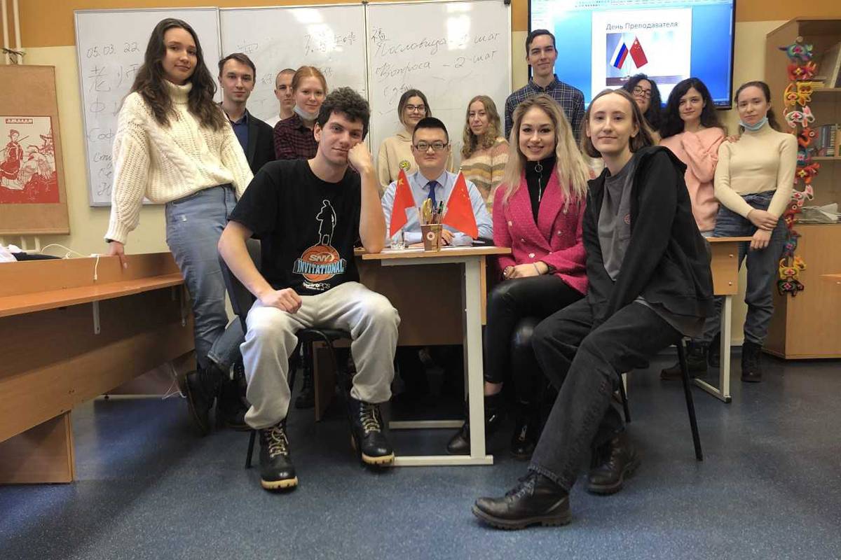 崔龙与圣理工人文学院的俄罗斯学生们