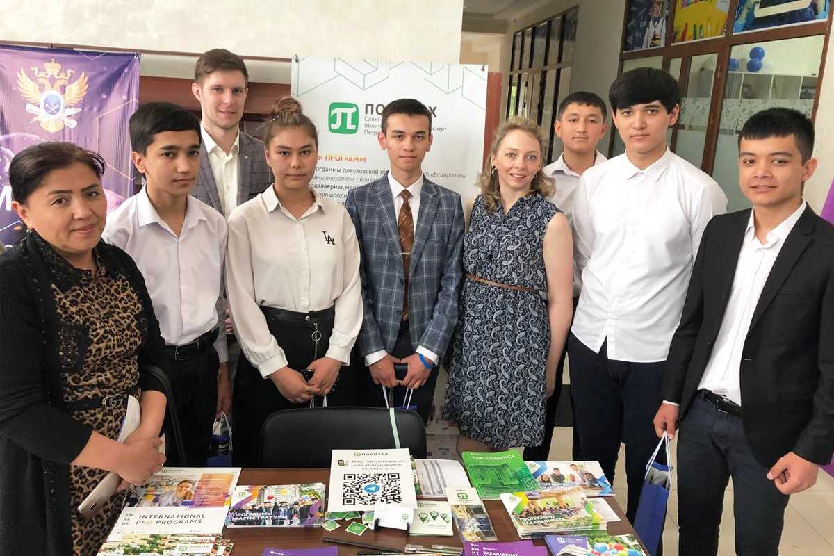 理工大学代表参加了乌兹别克斯坦的国际教育展