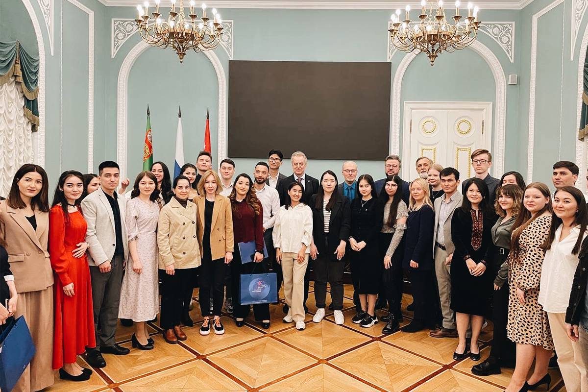 来自圣彼得堡各大学的土库曼斯坦优秀留学生在斯莫尔尼宫举行的颁奖典礼上