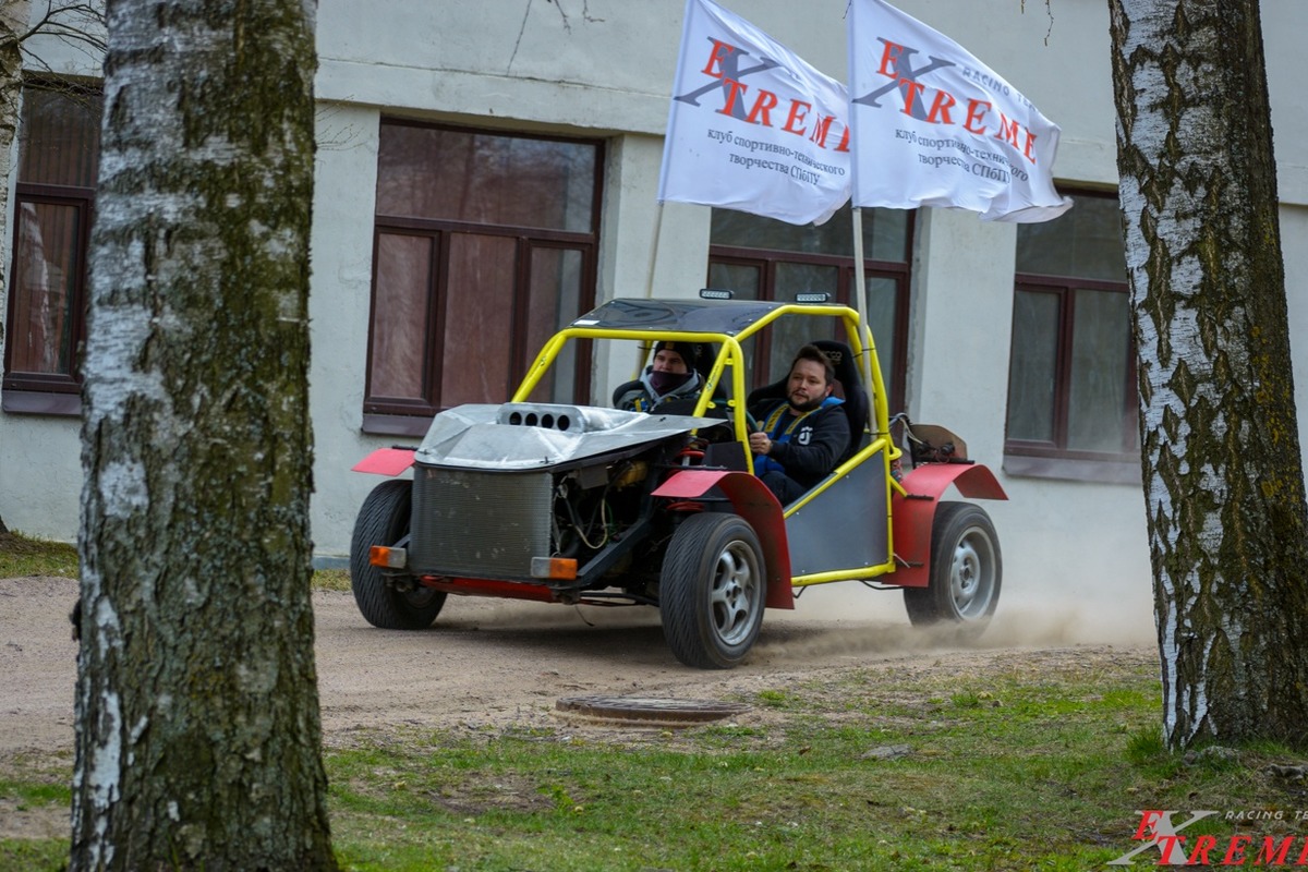 利努尔·吉尔法诺夫在学生赛车上