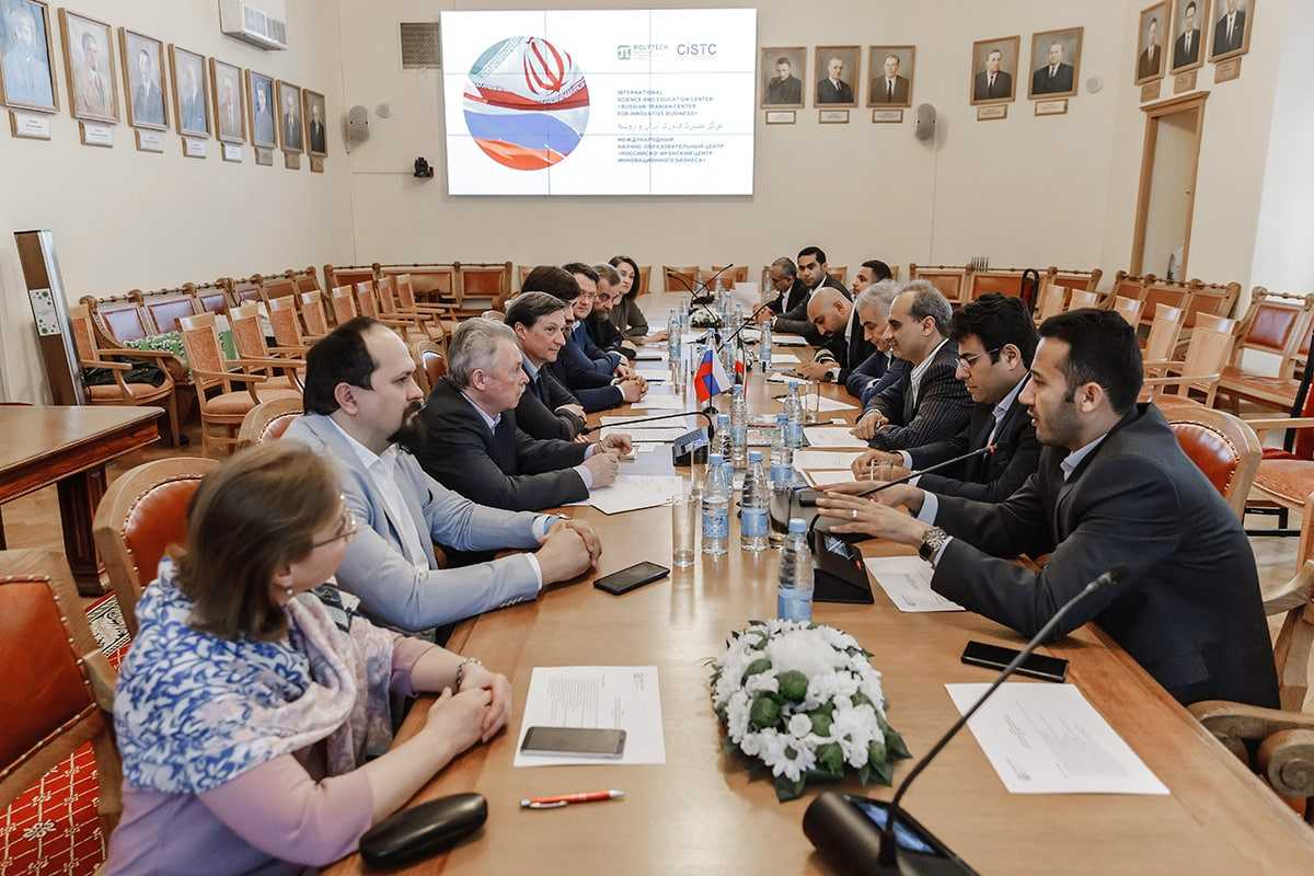 与伊朗代表团在圣彼得堡理工大学学术委员会会议室举行会谈