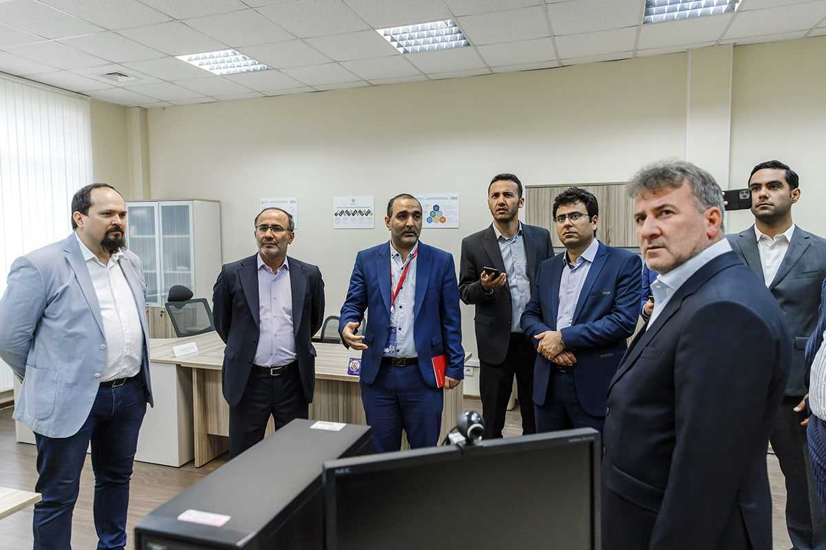 伊朗客人参观了圣理工、实验室与科学中心