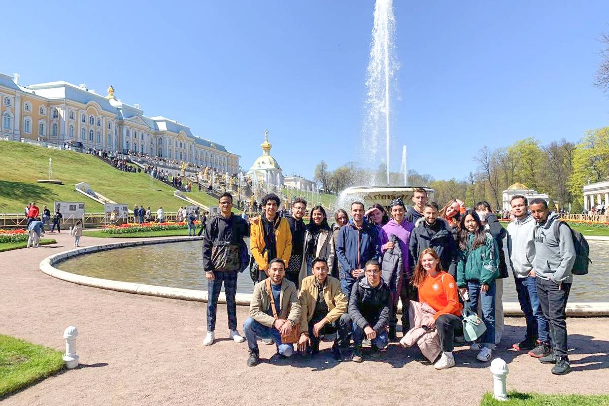 外国留学生参观圣彼得堡景点