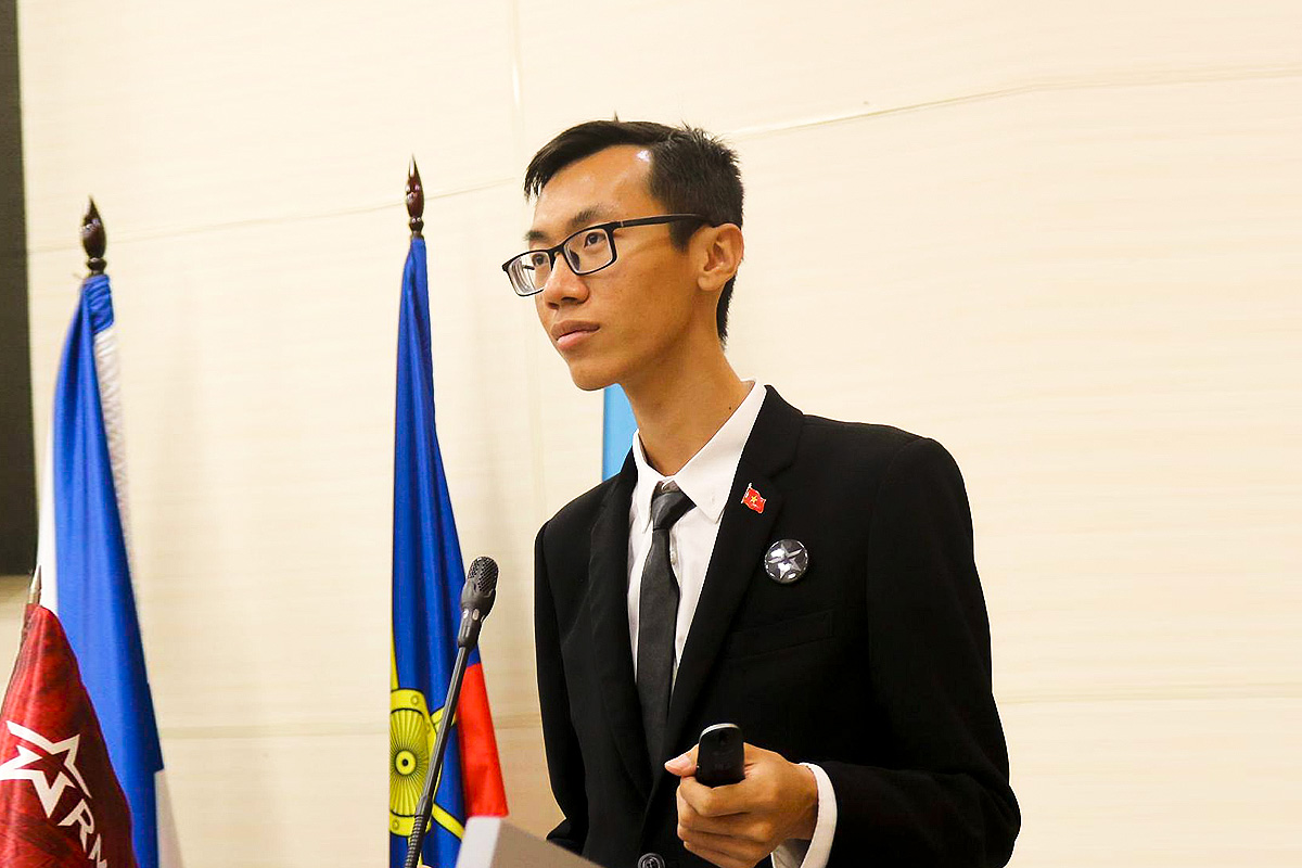 圣理工中国留学生Yuan Zhenyue在 “军队-2022”论坛框架内在会议上做了发言
