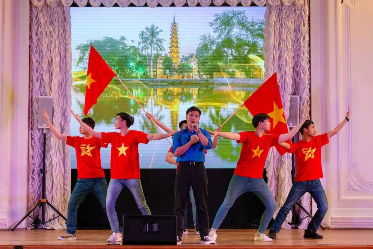 圣理工大学生团队展示越南文化