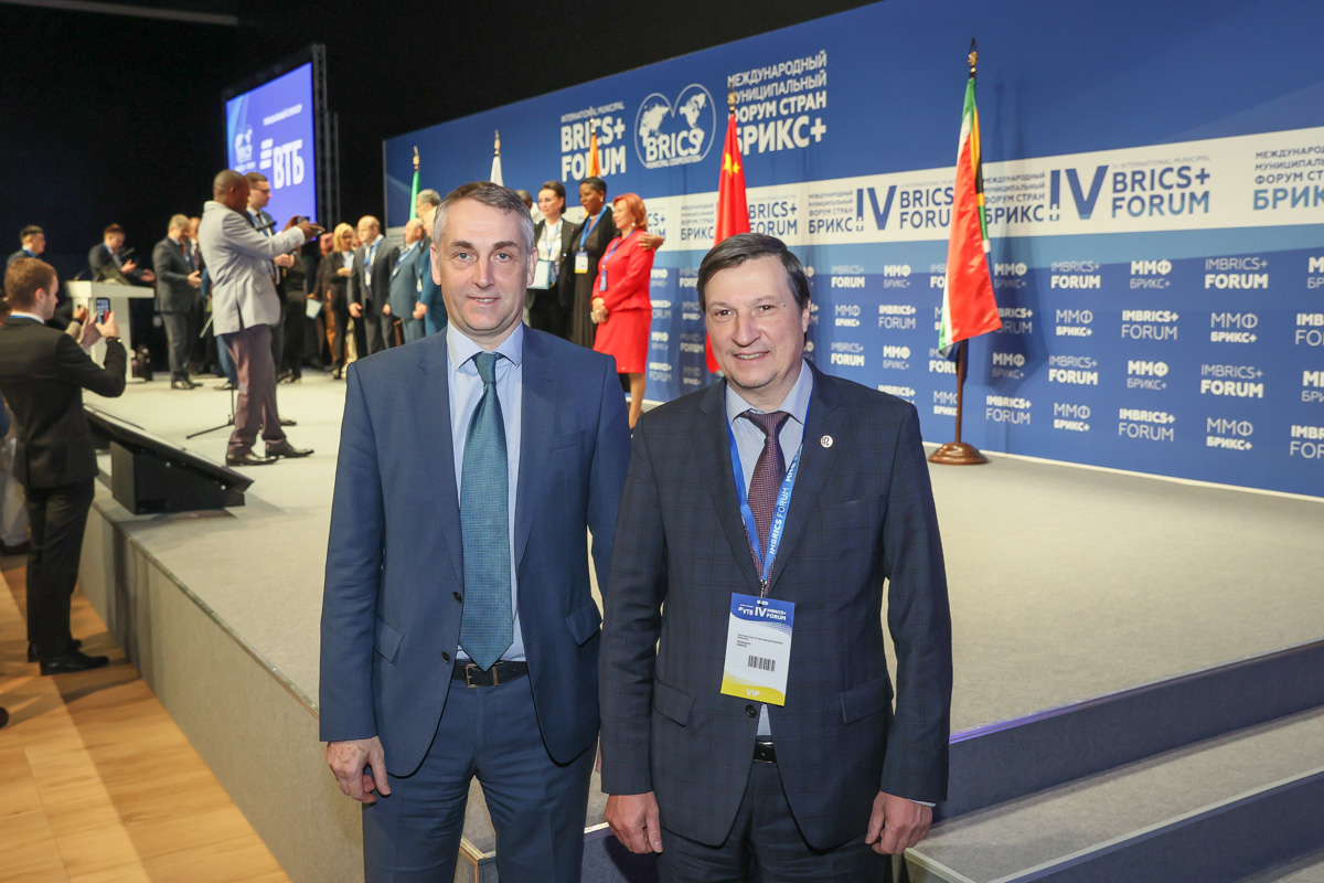 金砖国家+国际市政论坛组委会主席米哈伊尔·切列帕诺夫、国际会展中心主管谢尔盖·沃龙科夫、T1集团总经理伊戈尔·卡尔加诺夫向与会者致欢迎并预祝大会取得圆满成功。
