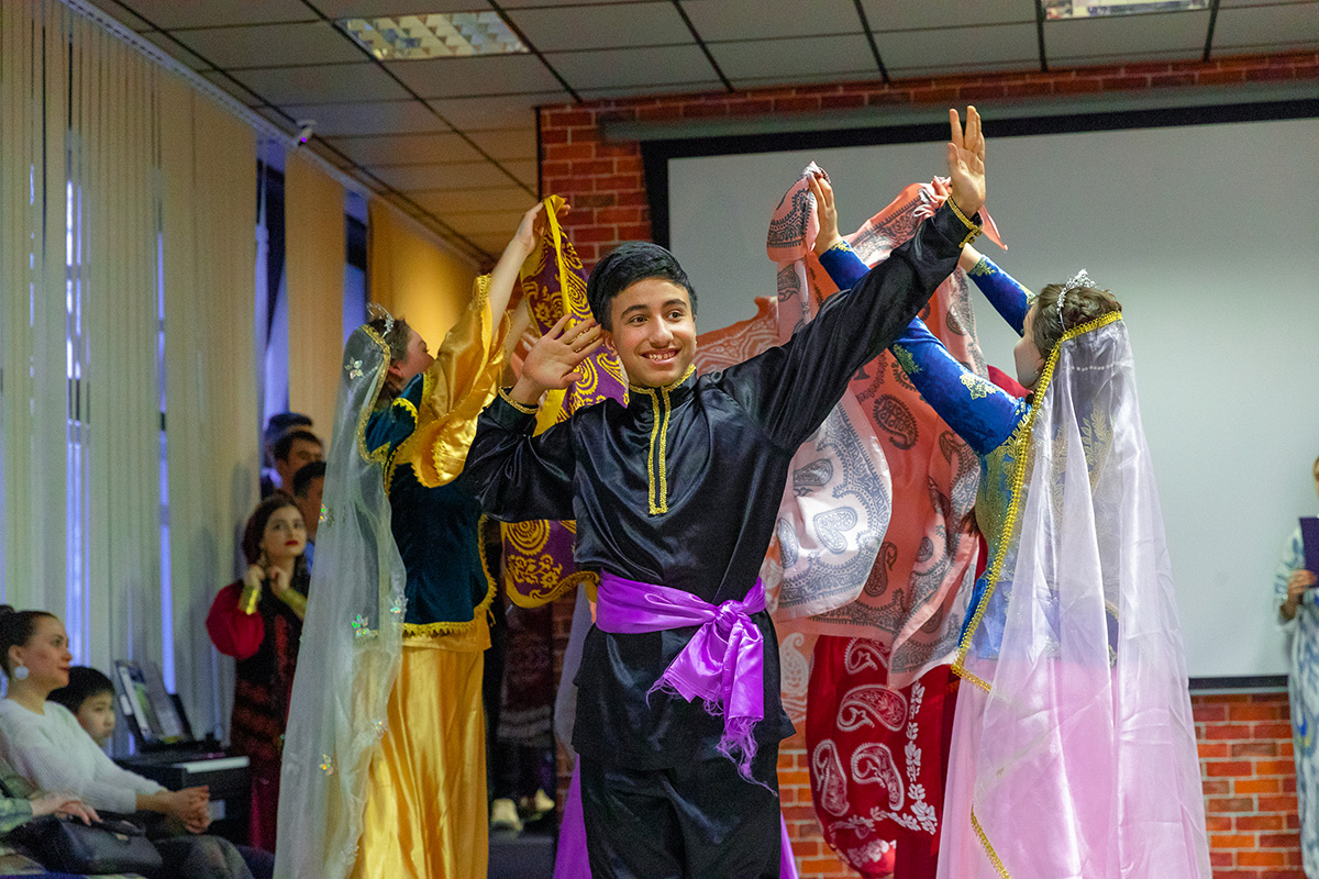 在国际学生俱乐部 的纳吾肉孜节庆祝活动中有超过 15 场创意表演