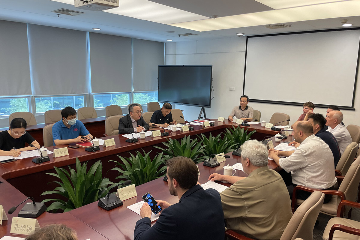 与深圳市人民政府外事办公室工作人员洽谈