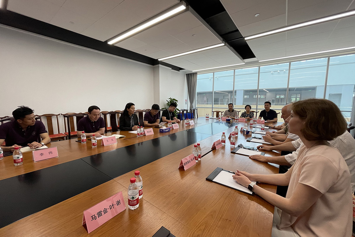 参观深圳华朗学校