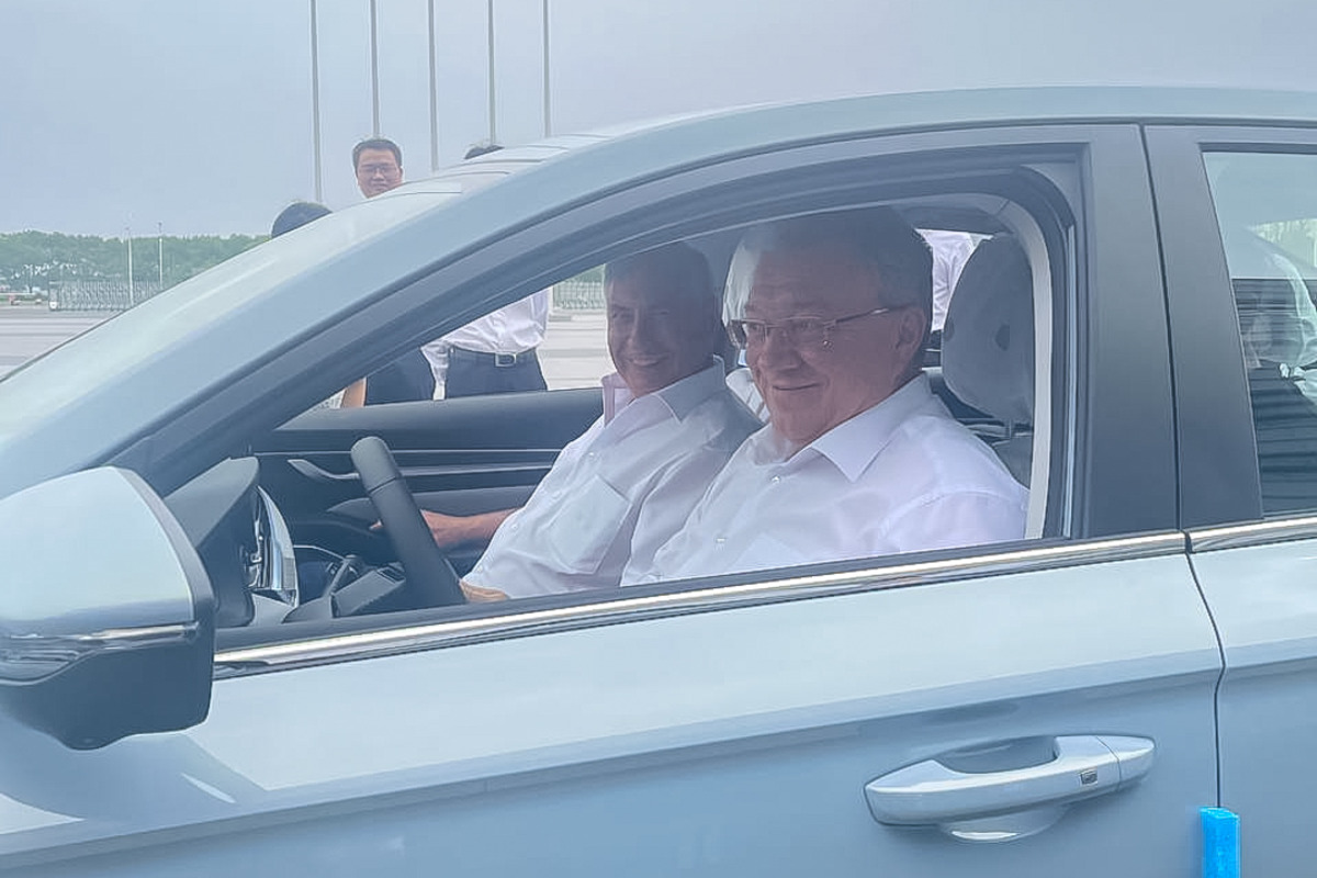 圣理工校长安·伊·鲁茨科伊驾驶吉利汽车