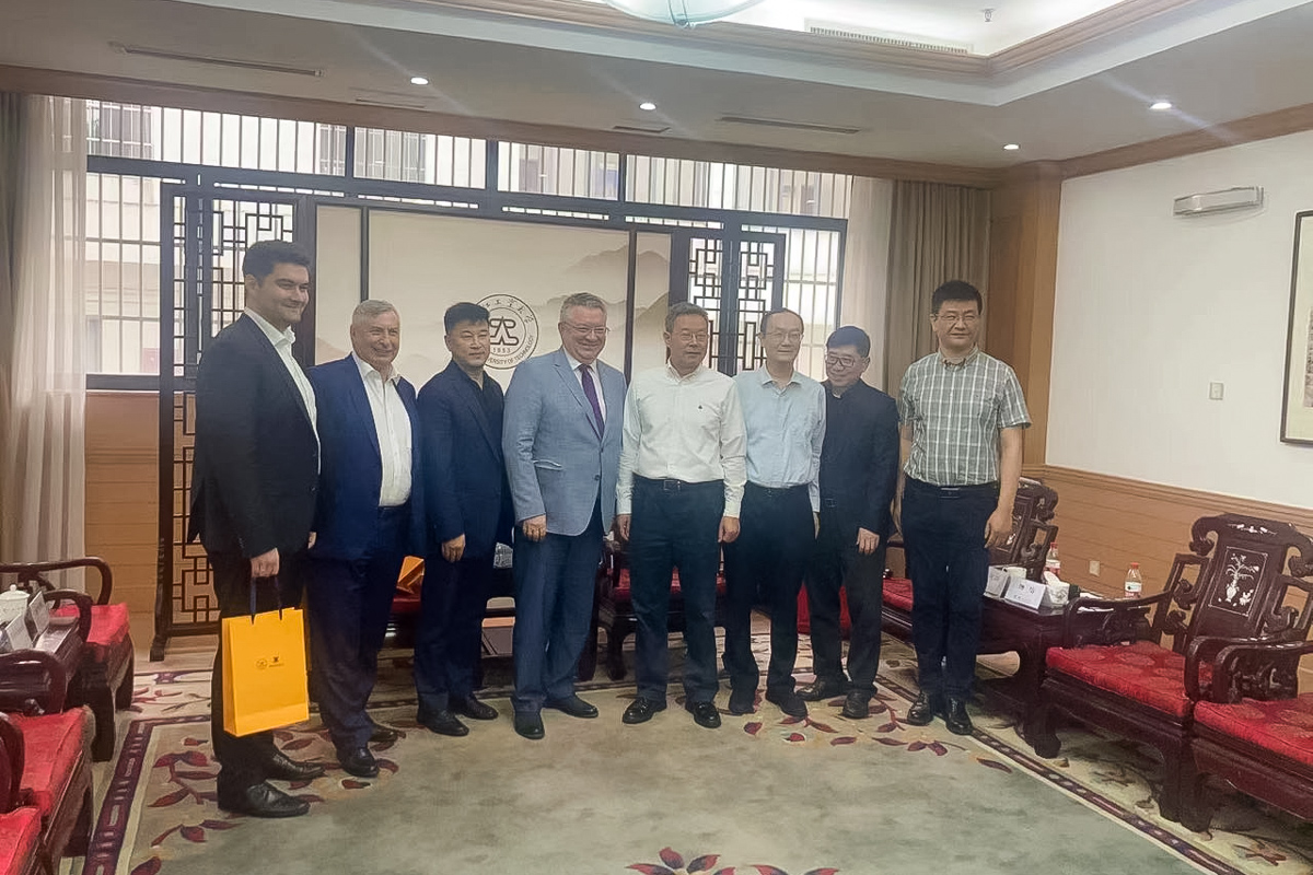 理工大学代表团在工业大学