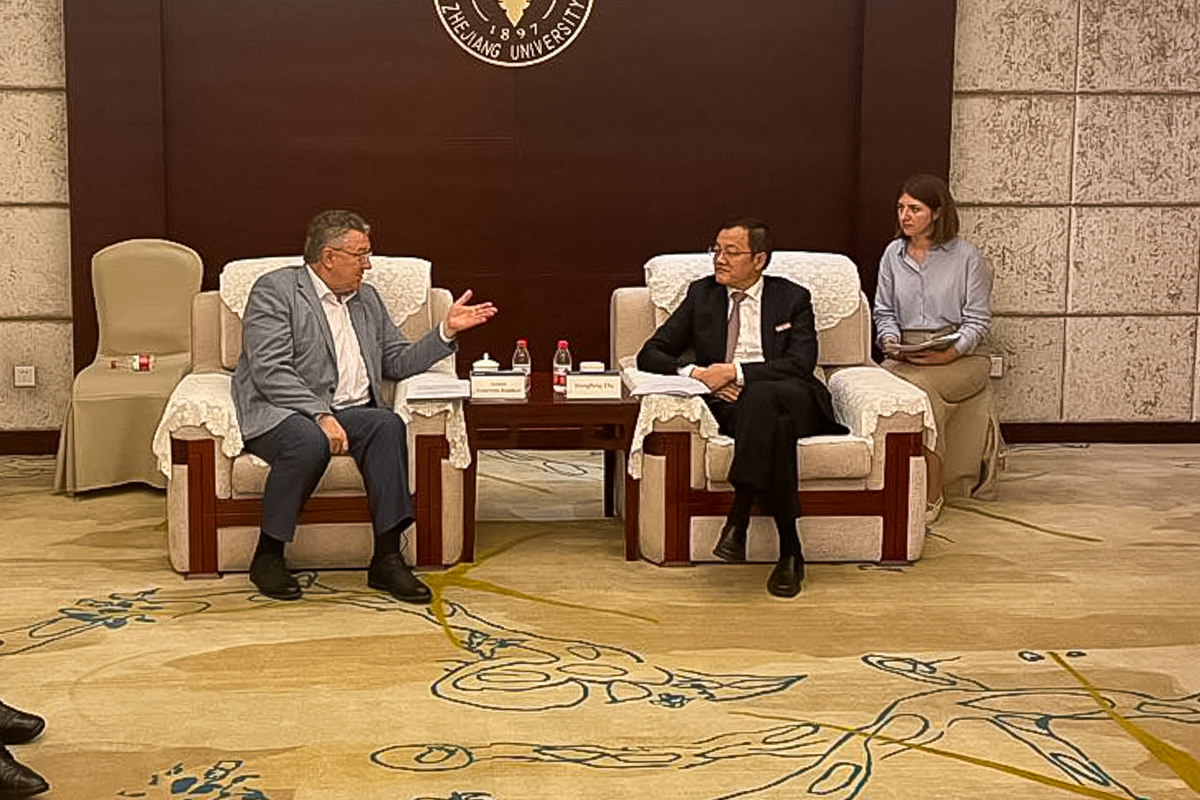 安·伊·鲁茨科伊与浙江大学校长杜江峰 