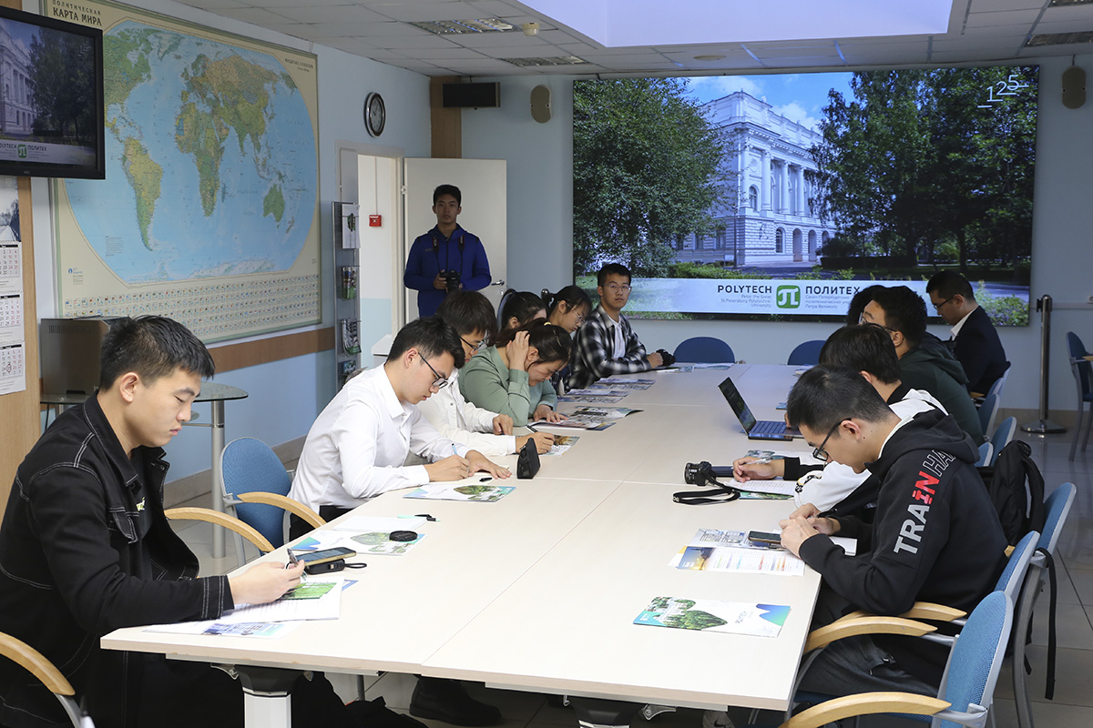 中国大学生观看圣理工大学官方宣传视频