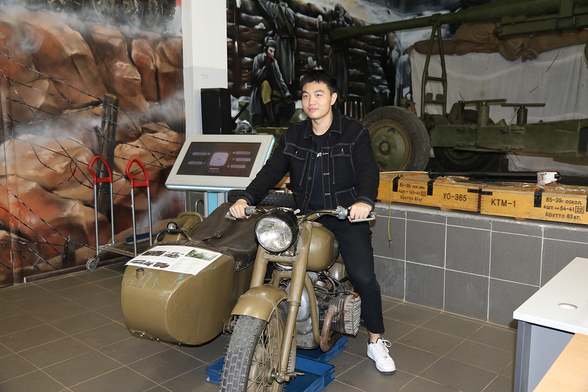 代表团参观青少年项目活动中心