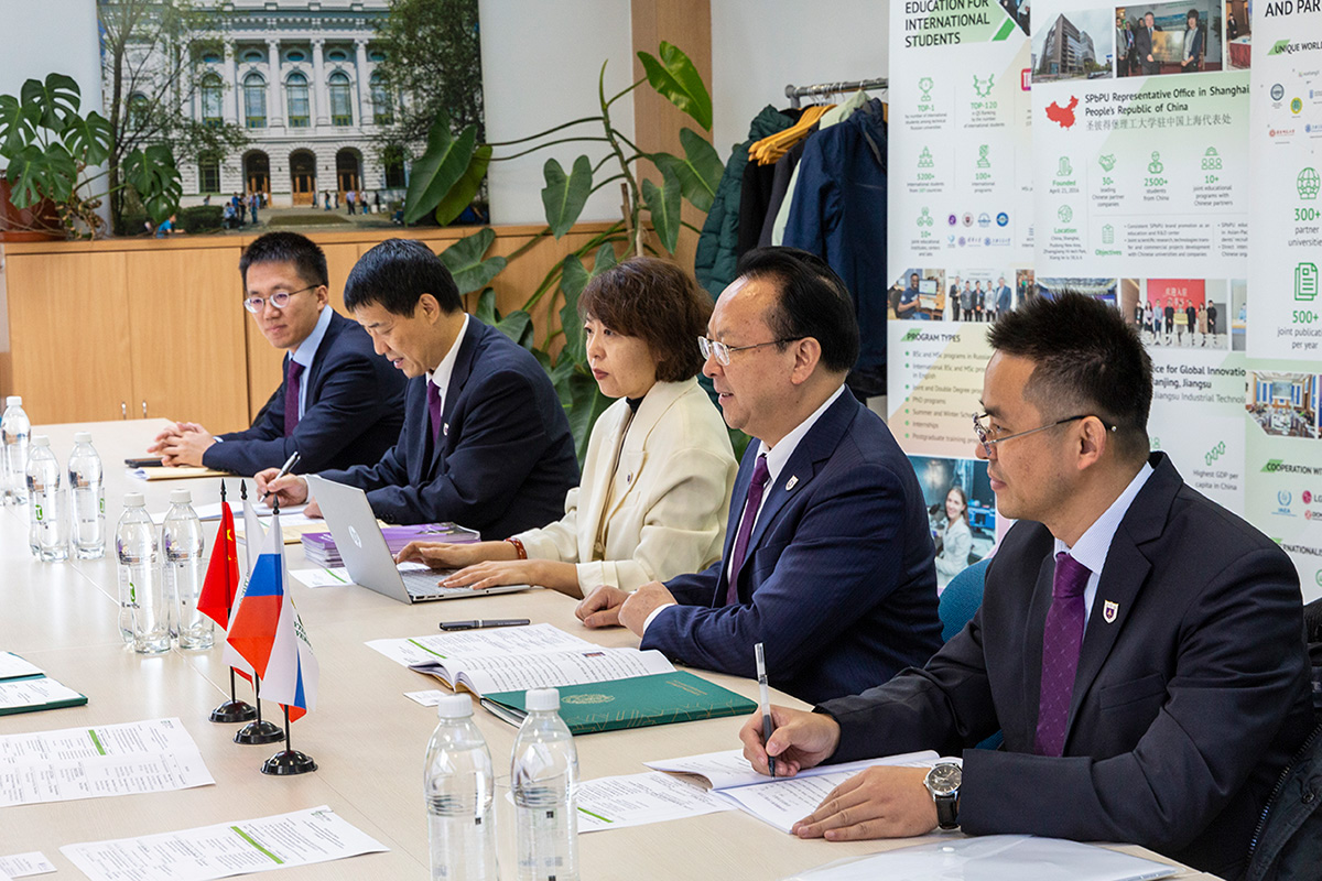 谭铁牛教授与德米特里·阿尔谢尼耶夫副校长互赠礼物