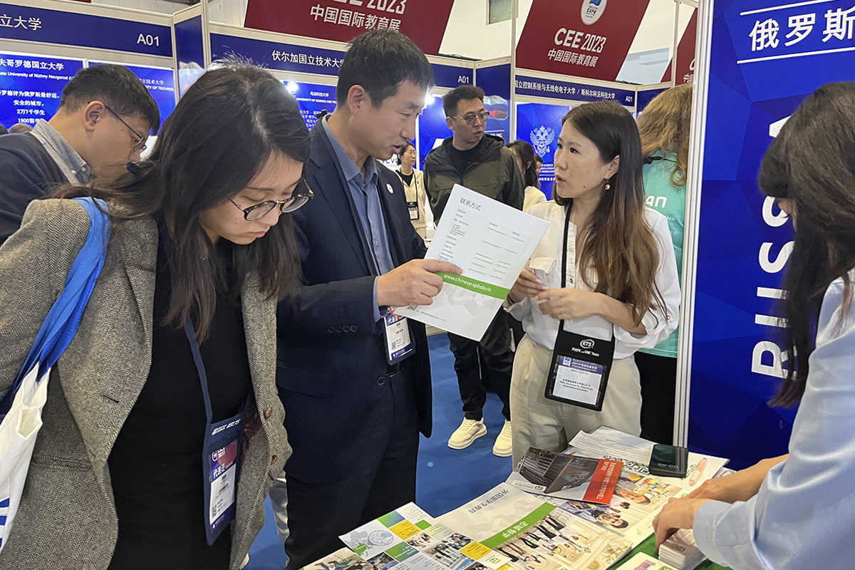 理工大学展位附近的展会参与者