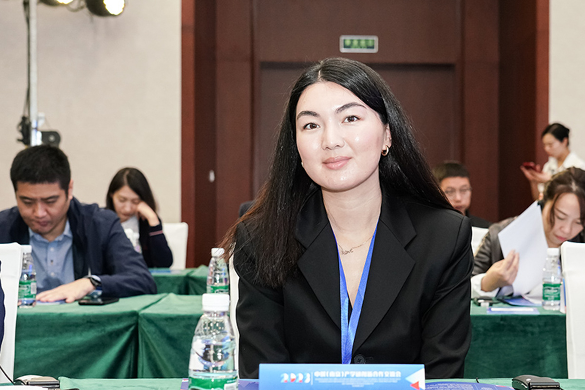 扎里娜·阿萨多娃在会议上介绍圣理工大学