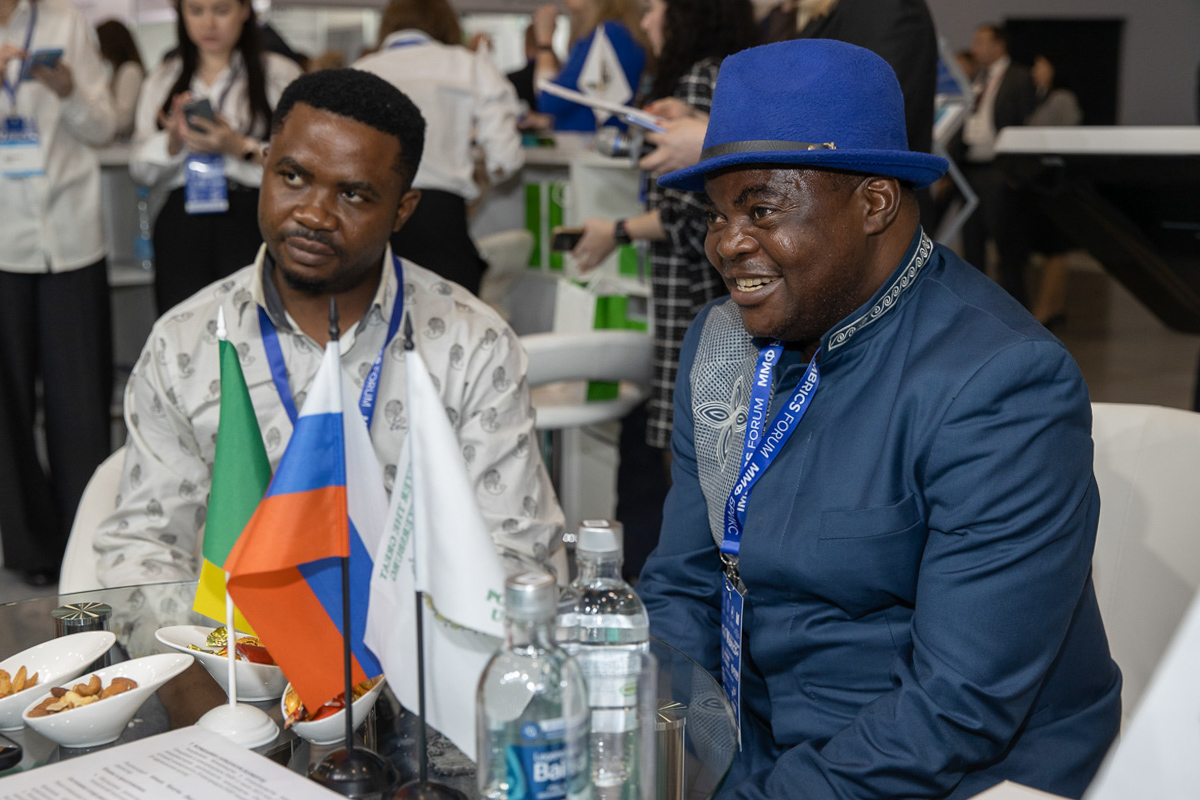 安德烈·鲁茨科伊和阿班达·恩杜马·朱尔斯签署协议