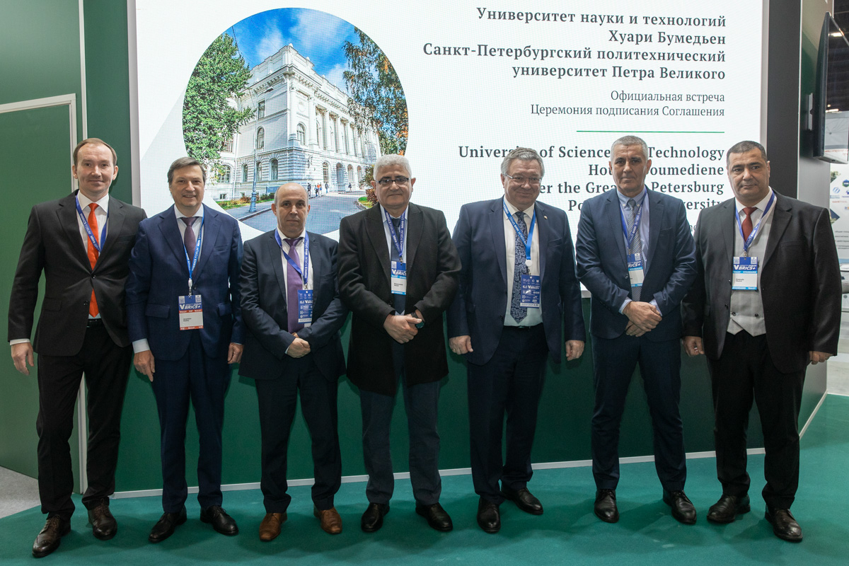 胡阿里·布迈丁科技大学代表团