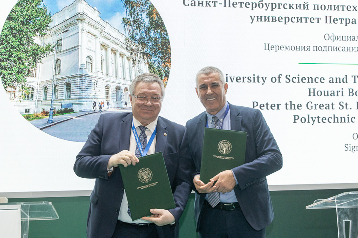 安德烈·鲁茨科伊和阿兹丁·查法签署协议