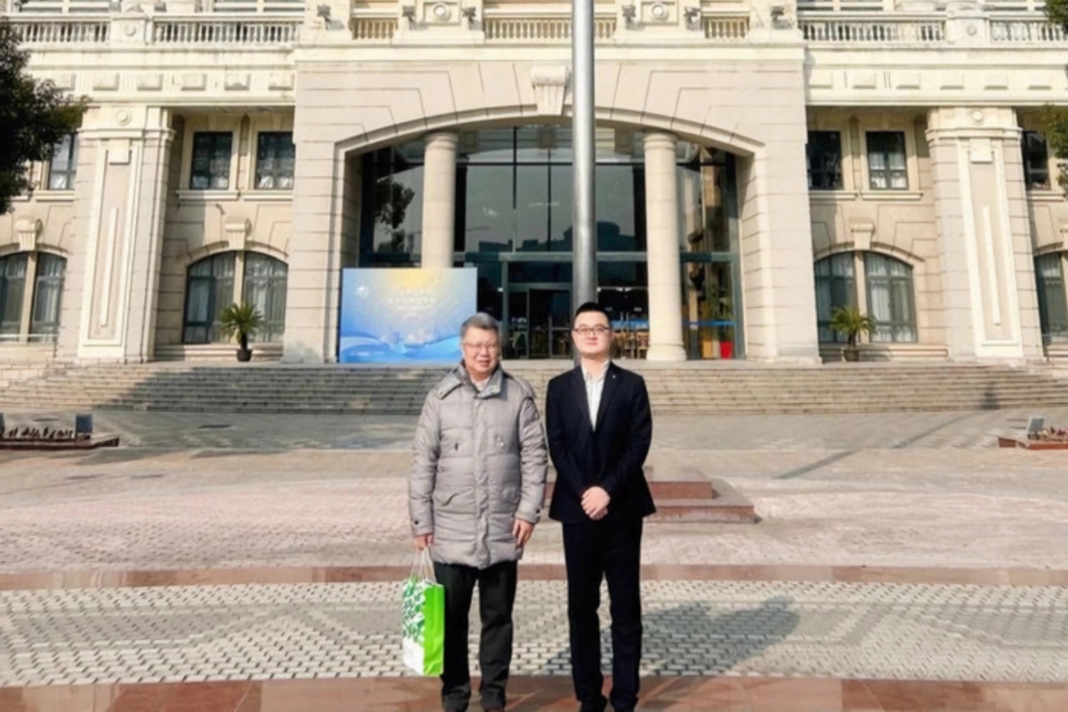 杨成教授与崔龙主任在上海外国语大学全球治理与区域国别研究院