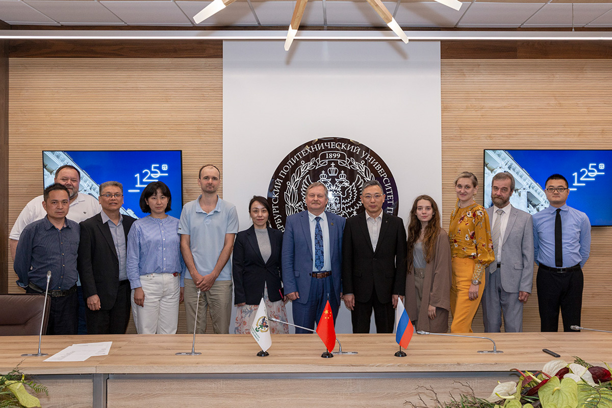 上海硅酸盐研究所代表团