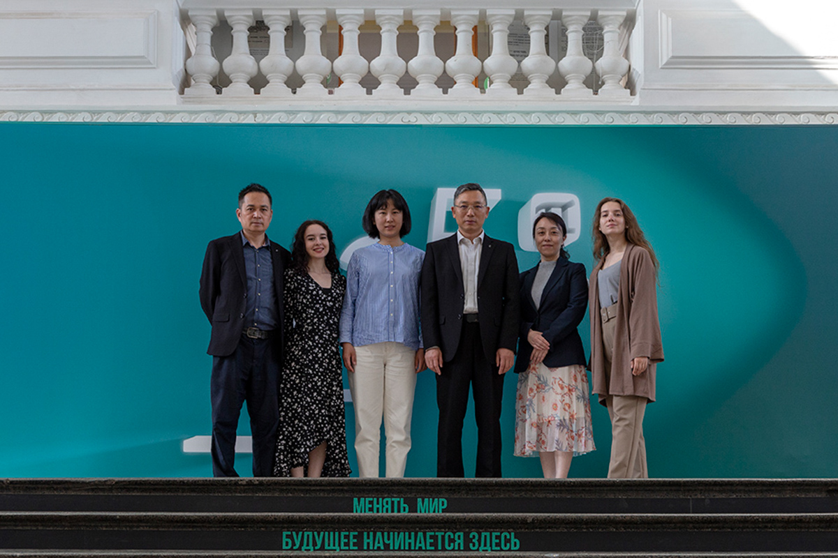 带领中国同事参观校园