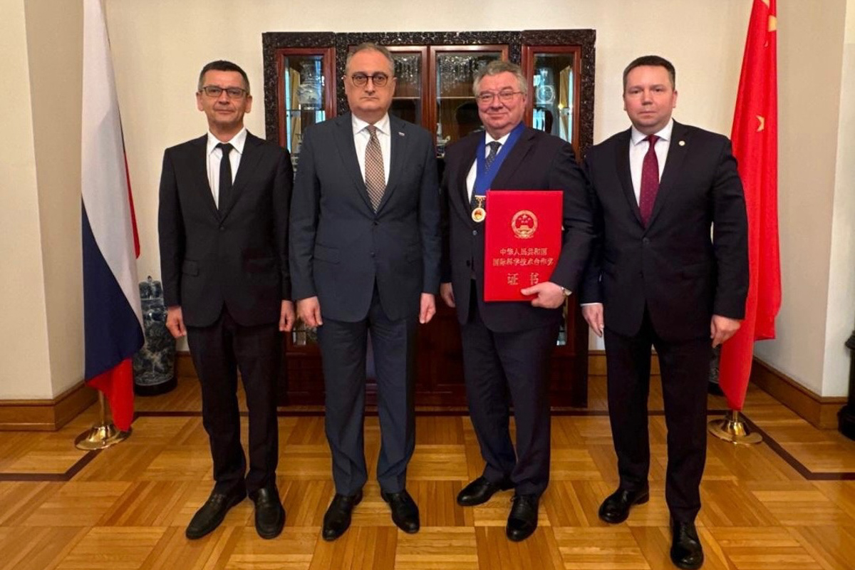 在中华人民共和国国家最高科学技术奖颁奖典礼上。