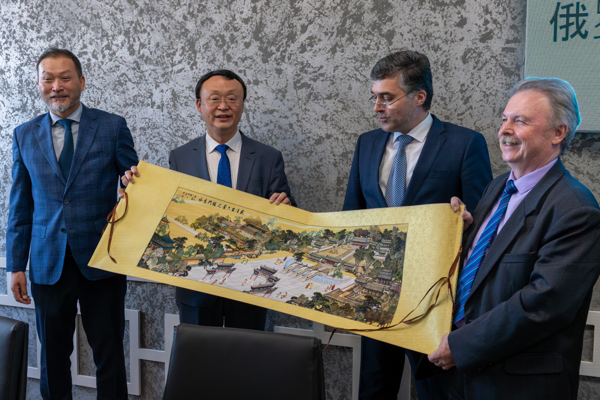 与中国天津市政府代表团在加里宁斯克区区政府举行会议