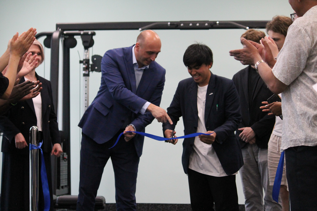 圣彼得堡理工大学大学生宿舍管理部主任维亚切斯拉夫·奥尔舍夫斯基和13号宿舍学生会主席特古·伊马努拉剪彩