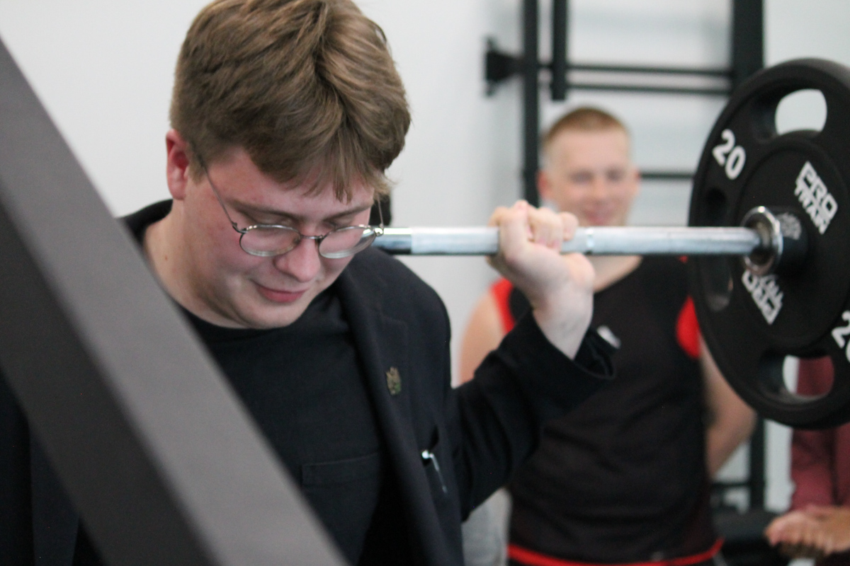 访客立即试用健身器材