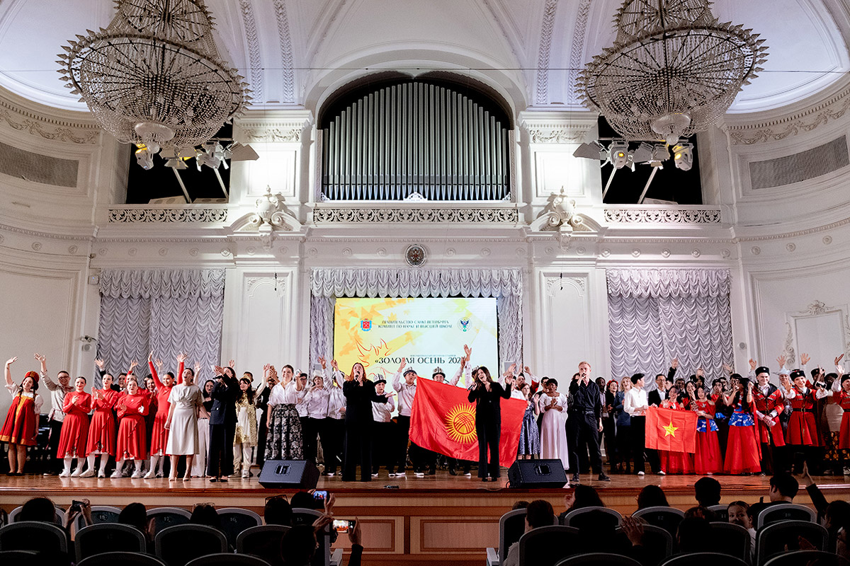 音乐节的压轴戏在歌曲《Closing the Circle》的综合表演中落下帷幕