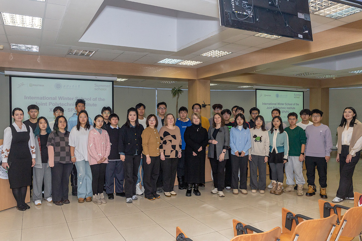 西安圣彼得堡理工学院学生参加冬季学校开幕式