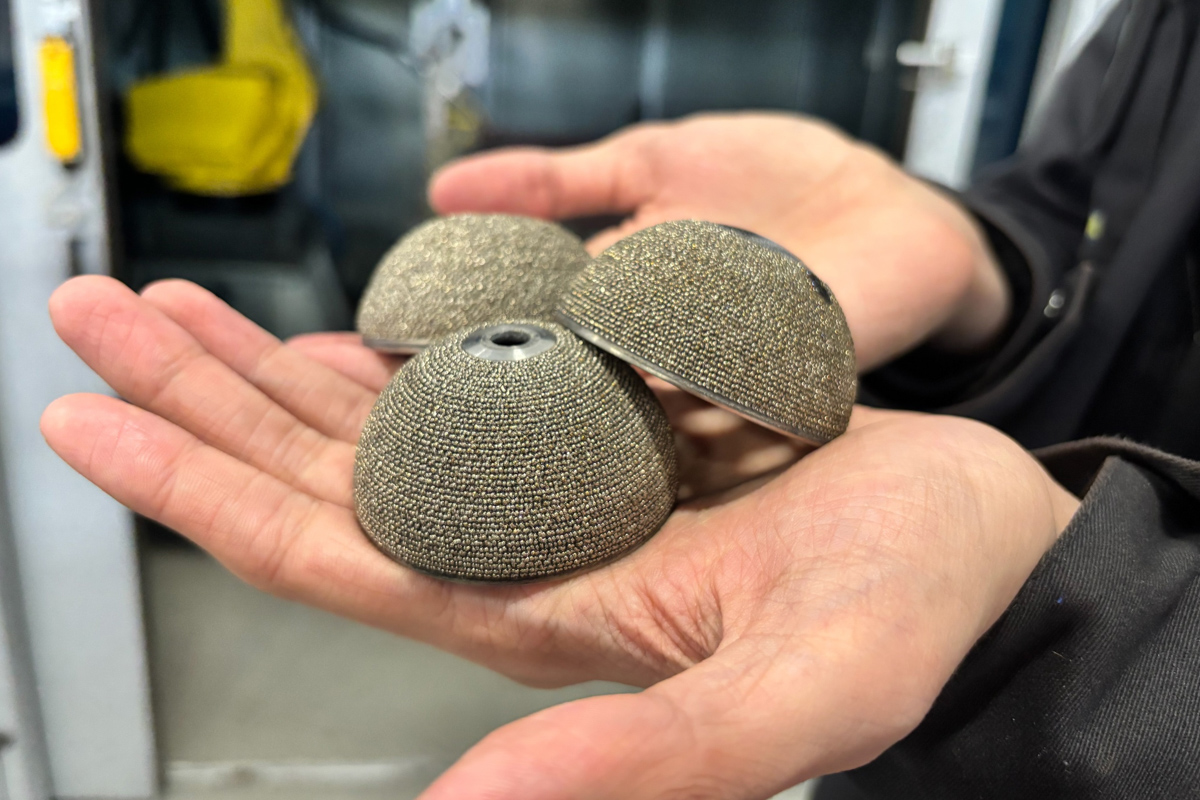 该植入物已成功通过小鼠测试，在测试期间，它们表现出较高的存活率，并且对人体无毒性 