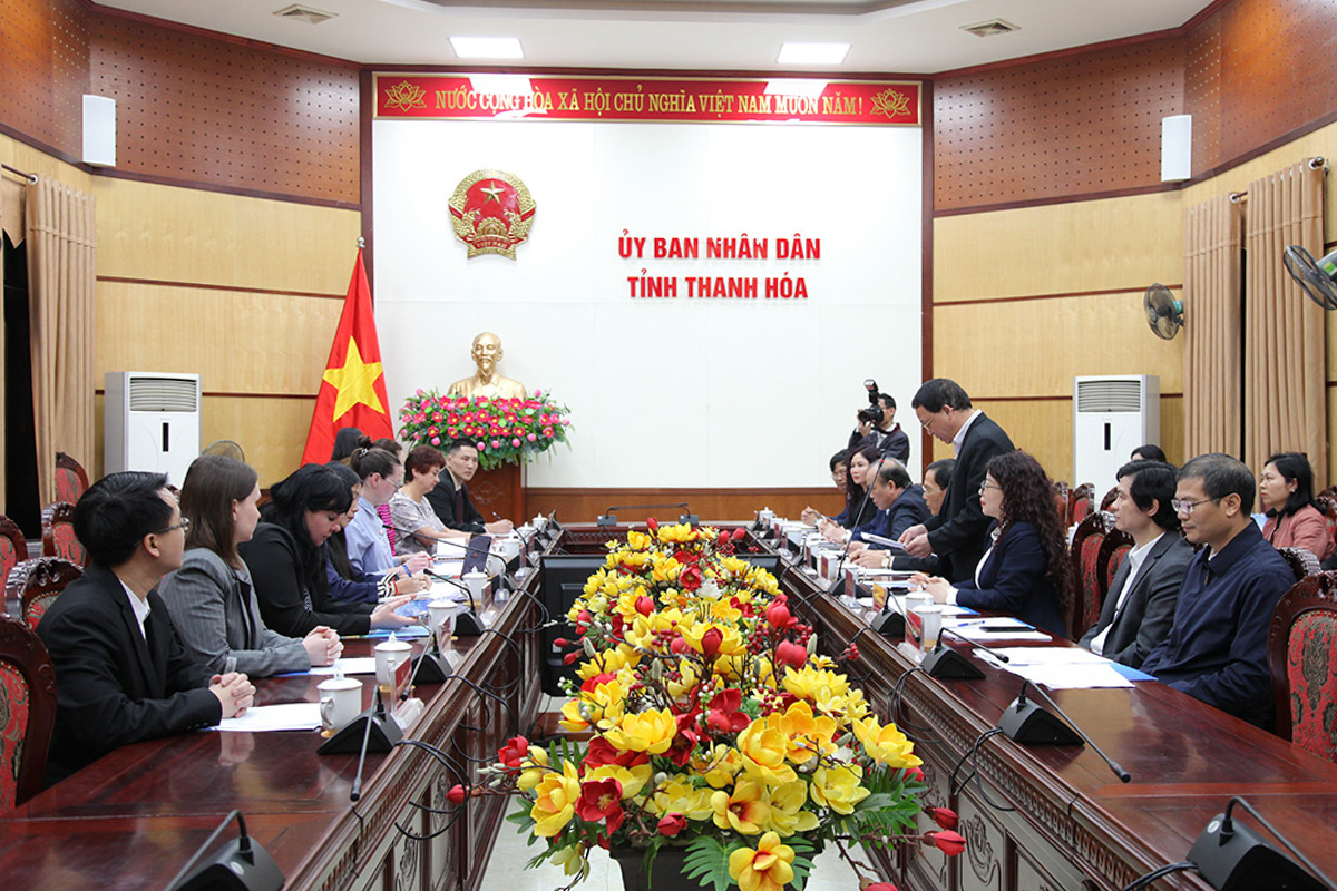 与清化省人民委员会领导举行会议 与清化省人民委员会领导举行会议