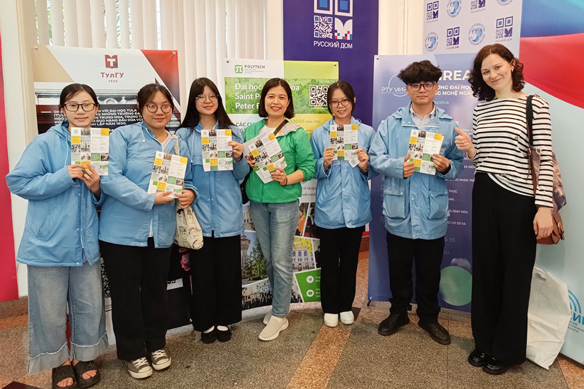 理工大学参加展会加强了大学在越南的地位 理工大学参加展会加强了大学在越南的地位