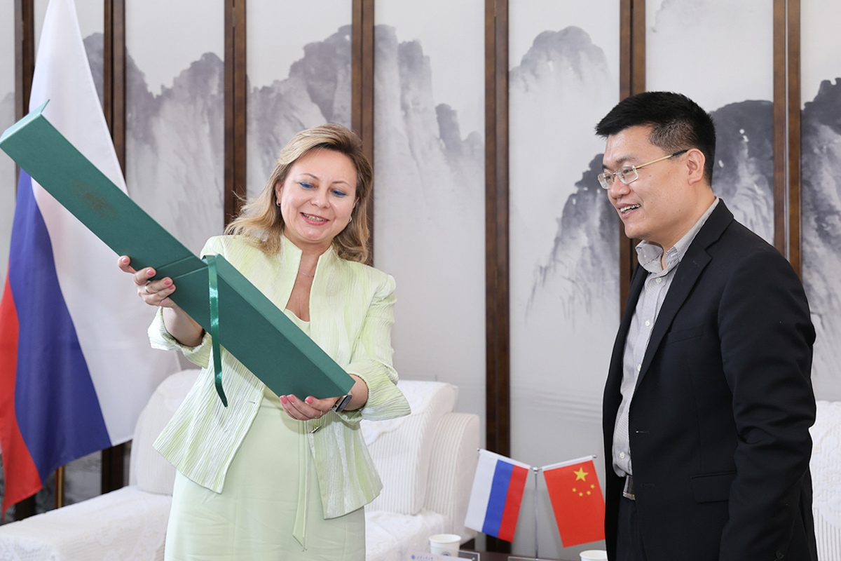 柳德米拉·潘科娃转达了圣彼得堡彼得大帝理工大学校长安德烈·鲁茨科伊的祝贺 柳德米拉·潘科娃转达了圣彼得堡彼得大帝理工大学校长安德烈·鲁茨科伊的祝贺