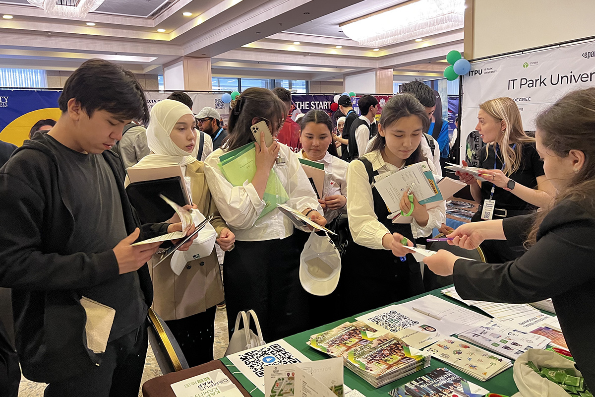 乌兹别克斯坦高中学生参观理工大学展位 乌兹别克斯坦高中学生参观理工大学展位