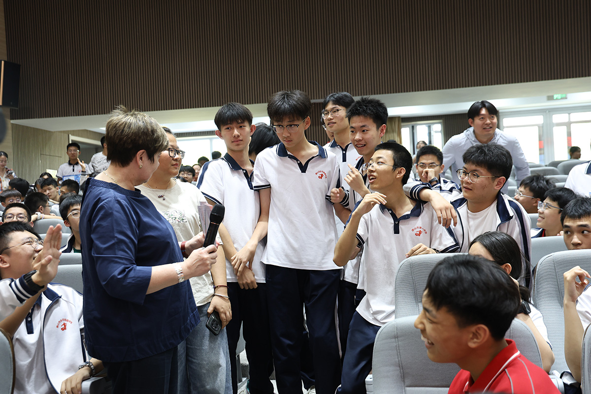 维克多利亚向唐山学生介绍理工大学 维克多利亚向唐山学生介绍理工大学
