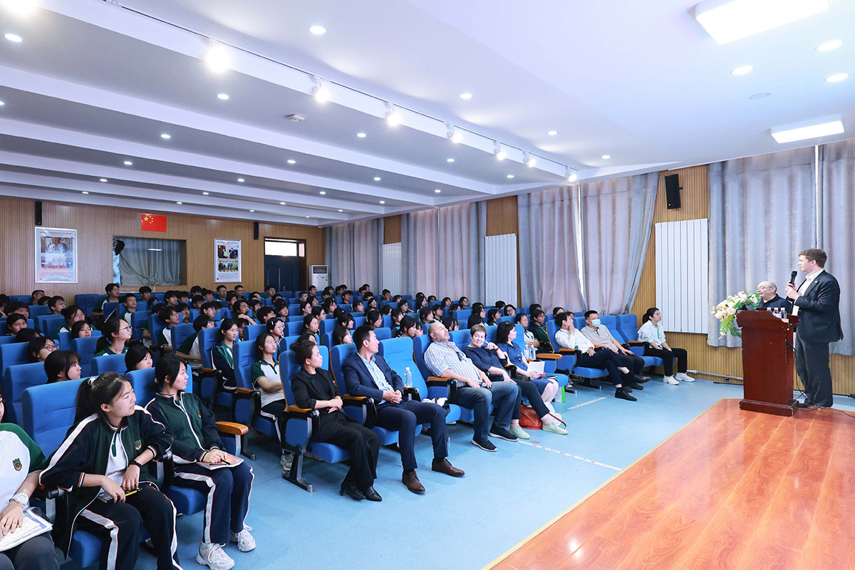 代表团访问唐山学校 代表团访问唐山学校