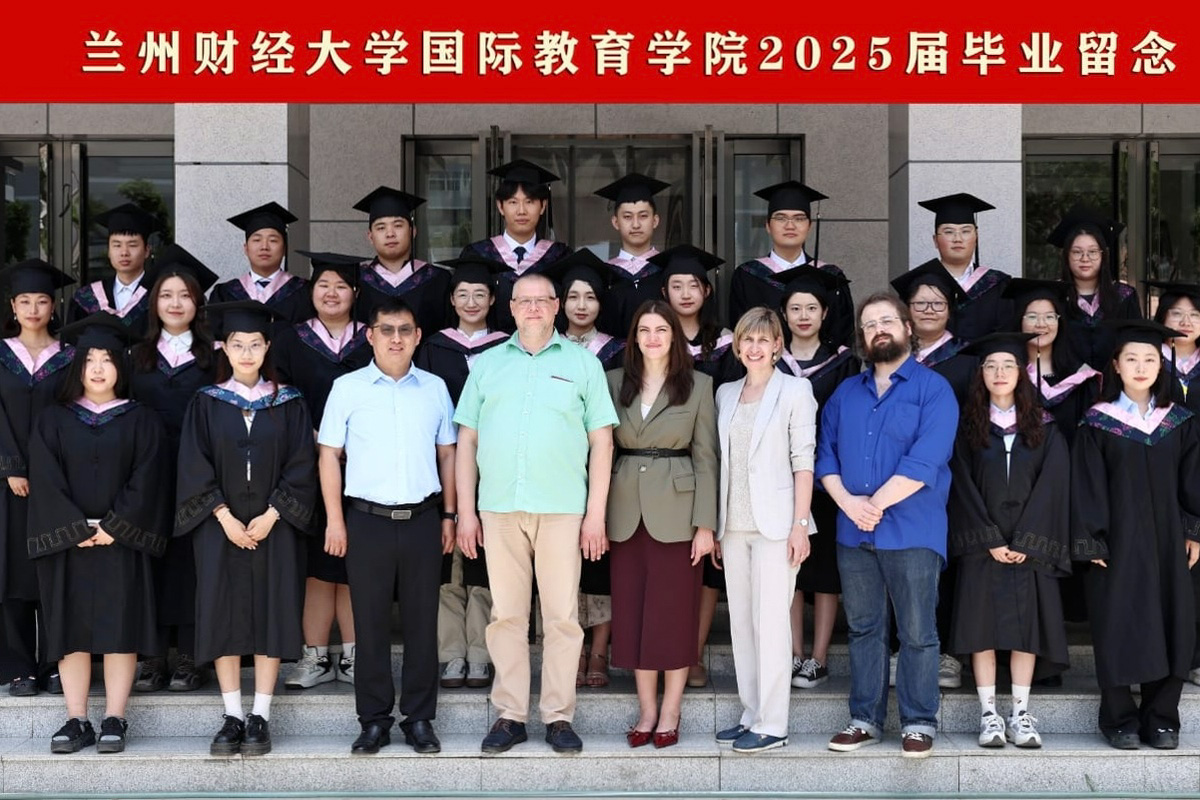 毕业论文答辩在甘肃省兰州财经大学以英语举行