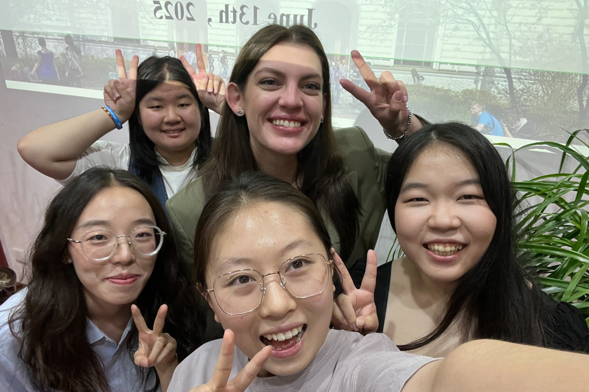 达里亚·克拉斯诺娃与中国毕业生在一起