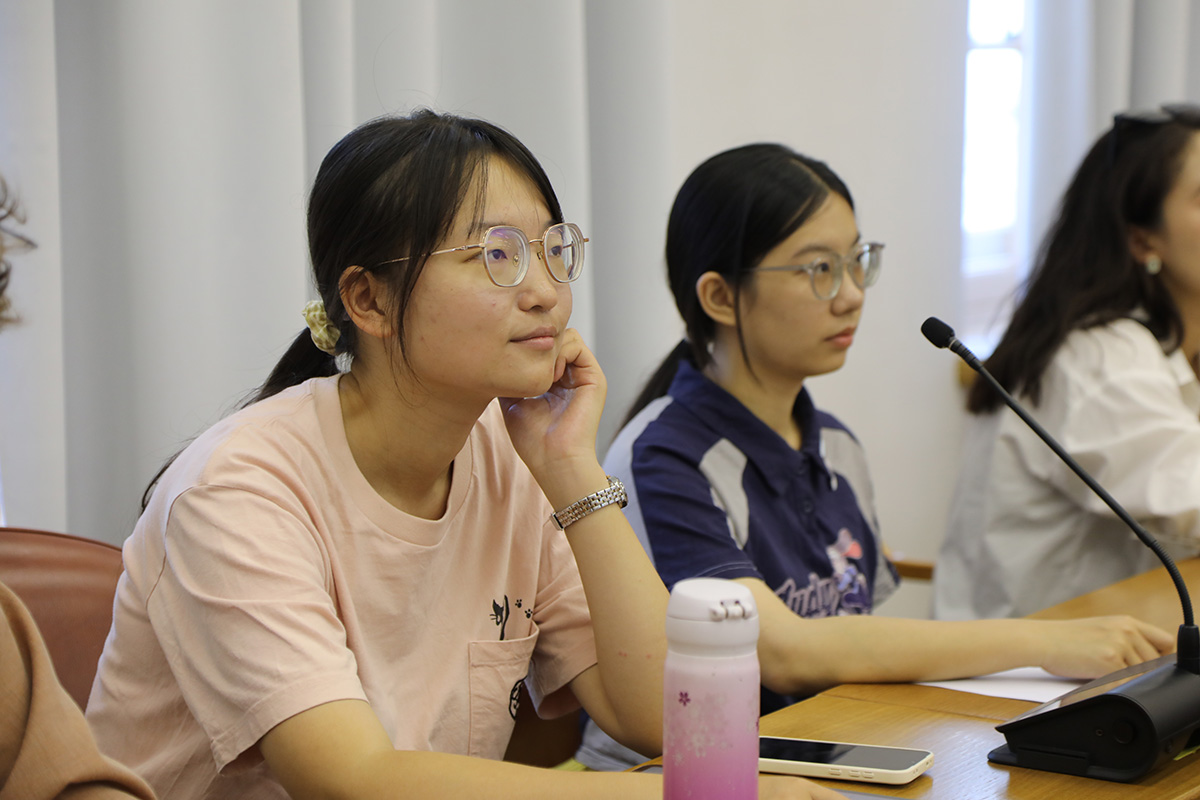 课程在多媒体教室举⾏，能够让来⾃世界各地的听众联系起来