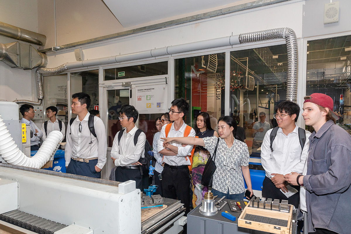 清华大学代表团在理工大厦青少年轨迹中心